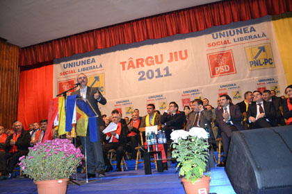 Se pavoazarã aleşii noştri, ba chiar fiecare partid, cu drapele de organizaţie, cu banderole şi eşarfe, se învelirã în pânze mono sau bicolore, îşi trase fiecare partid o culoare preferatã,...