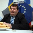 Scena politicã localã rãmâne încurcatãIlie Petrescu vrea sã demisioneze din fruntea Partidului Conservator, filiala Gorj, şi chiar sã pãrãseascã formaţiunea politicã, în cazul în care va fi obligat sã susţinã candidatura lui Dorin Hanu la un nou mandat de primar al municipiului Motru. Fostul senator l-a ajutat pe edil sã câştige primul mandat, în 2004, când cei doi erau colegi în PRM. Relaţiile lor s-au tensionat însã între timp, iar acum Petrescu plãnuia sã candideze sub sigla PC la Primãria Motru. ªefii de la centru nu doresc însã aşa ceva, liderul filialei Gorj nefiind un apropiat al liderilor din USL Gorj, deci al lui Victor Ponta şi, ca atare, se declarã pregãtit sã plece din partid dacã i se va impune altceva decât ceea ce doreşte el. În timp ce Petrescu stã cu un picior afarã din PC, PSD Gorj a dat drumul unor sondaje de opinie în unele localitãţi în care are „probleme”. Numele localitãţilor nu sunt ştiute, dar aspirantul la Primãria Novaci, Gheorghe Porumbel, sperã ca partidul sãu sã includã şi oraşul respectiv pe lista celor sondate. Nu de altceva, dar „colegii” liberali au sondat Novaciul şi Porumbel ar fi fost devansat de liberalul Dumitru Leuşteanu, lucru contestat de cãtre social-democrat. De altfel, liberalii şi-au terminat propriile sondaje şi şi-au stabilit deja candidaţii în baza cifrelor obţinute, la Rovinari recunoscând cã actualul edil PDL Dorin Filip stã pe primul loc şi va câştiga un nou mandat fãrã mari eforturi. PDL şi-a finalizat, de asemenea, sondajele, dar şi listele cu jumãtate dintre viitorii candidaţi, numele a 30 de posibili viitori primari fiind validate sub coordonarea directã a mehedinţeanului Mihai Stãnişoarã. Acesta a venit la Motru pentru a-i cunoaşte pe viitorii candidaţi, inclusiv pe liberalul de la Samarineşti, Marian Ardeiu, care a pãrãsit PNL pentru a candida din partea PDL. Restul candidaţilor portocalii ar urma sã fie cunoscuţi în perioada urmãtoare, USL având şi ea ca termen data de 15 martie pentru a finaliza listele cu candidaţi. Dupã aceastã datã se va şti şi dacã şeful PC Gorj va candida la Motru din partea partidului sau ca viitor independent, deşi un loc pentru el prin UNPR s-ar putea gãsi oricând… Ilie Petrescu vrea sã demisioneze din fruntea Partidului Conservator, filiala Gorj, şi chiar sã pãrãseascã formaţiunea politicã, în cazul în care va fi obligat sã susţinã candidatura lui Dorin Hanu...