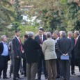 Trei la zece mii, neamule! Ia, cã-s degeaba! Trei senatori şi doi deputaţi la zece mii; de lei vechi. Adicã cinci la leu, cum ar veni treaba. Dai un ban,...