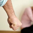 Încã un scandal produs într-o familie de gorjeni s-a terminat cu cãtuşe pentru agresor şi cu rãni grave pentru victimã. Soţul şi-a bãtut nevasta, pe fondul consumului de alcool, femeia...