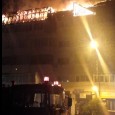 Noaptea de sâmbătă spre duminică a fost una grea pentru locatarii unui bloc din zona centrală a municipiului, care a fost cuprins de flăcări în zona mansardei. Situat vizavi de...