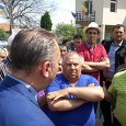 &nbsp; Zeci de localnici din Albeni s-au strâns marţi în faţa sediului Primăriei din localitate pentru a-şi manifesta susţinerea pentru primarul Ionuţ Silviu Stan, acesta demisionând din funcţie la sfârşitul...