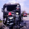 A fost agitaţie mare joi pe strada Slobozia din municipiu, unde capul tractor al unui tir a luat foc în timp ce maşina era în mers. Şoferul era la volan...