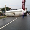 Situaţie greu de imaginat miercuri dimineaţa pe DN 66, ce face legătura între Târgu Jiu şi Rovinari, pe raza localităţii Iaşi de Gorj. Un camion încărcat cu 27 de tone...