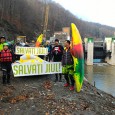 Tineri din mai multe judeţe ale ţării, practicanţi de rafting şi canoe, au protestat sâmbătă în Defileul Jiului împotriva hidrocentralei care se ridică aici şi care ar urma să reducă...