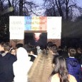 Câteva sute de tineri au participat aseară la un spectacol inedit organizat la Poarta Sărutului de o asociaţie care le reprezintă interesele şi care a arătat astfel că tinerii se...