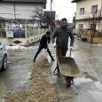Locuitorii unei străzi din cartierul Meteor pot fi consideraţi model după ce, ieri, au pus mâna pe roabe şi lopeţi pentru a înfunda gropile care au apărut pe una dintre...