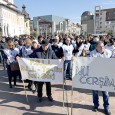 &nbsp; Peste 200 de membri ai Uniunii Sindicatelor Libere din Învăţământ Gorj au protestat timp de o oră în centrul municipiului Târgu Jiu. Nemulţumiţi că Ministerul Educaţiei nu plăteşte aceleaşi...