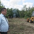 Mobilizare exemplară a autorităţilor şi a localnicilor pentru a construi la Jupâneşti, până în iarnă, o casă în care să poată locui băiatul de 11 ani care săptămâna trecută a...