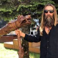 Sculptorul bihorean din Ceica, Radu Lazăr s-a apucat de sculptură în urmă cu aproape 15 ani. Bărbatul povesteşte că avea un han şi s-a gândit să îmbunătăţească imaginea lui cu...
