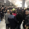 Sala Sporturilor aproape a fost luată cu asalt duminică noaptea, după încheierea procesului electoral. Reprezentanţii secţiilor de votare chemaţi aici să primească bonuri de ordine cu care să meargă apoi...