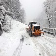 A fost mobilizare în Defileul Jiului din partea drumarilor după ce în zonă s-au produs nu mai puţin de opt avalanşe care au dus la blocarea completă a traficului rutier....