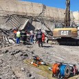 Doi muncitori sunt încă prinşi sub un turn de 60 de metri prăbuşit peste ei. Nenorocirea s-a întâmplat la mina Uricani, unde o firmă din Satu Mare subcontractase lucrările alteia...