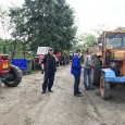 Zeci de tractoare s-au strâns în curtea şcolii din Polovragi, dar nu pentru a participa la vreun concurs, ci pentru că aici au venit reprezentanţii de la Târgu Jiu ai...