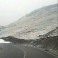 &nbsp; A nins ieri în zona montană a judeţului, băciţa Mărioara Babu reuşind să surprindă imagini ca în plină iarnă pe Transalpina. Aceasta a urcat la stâna Ştefanu pentru a...