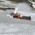 Deşi la Târgu Jiu şi în alte zone din ţară termometrele arată tot mai des peste 20 de grade Celsius ziua, la munte, pe Transalpina există în continuare nămeţi de...