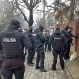 Poliţiştii gorjeni au descins vineri la o adresă din centrul municipiului Târgu Jiu, la o casă situată chiar vizavi de Poarta Sărutului. Clădirea este ascunsă de un gard metalic înalt...
