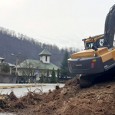 Modernizarea parcării din zona mănăstirii Lainici din Defileul Jiului presupune şi efectuarea mai multor explozii controlate în această perioadă, muncitorii care lucrează aici neavând altă posibilitate de a îndepărta stânca...