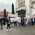 Premieră pentru Justiţia din judeţ înregistrată ieri la Novaci, acolo unde câteva zeci de persoane au ieşit în stradă pentru a cere demisia judecătoarei Elena Dafinescu. Aceasta conduce Judecătoria Novaci,...