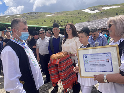 Cea mai cunoscută locaţie de pe Transalpina şi apreciată de turişti pentru produsele pe care le pot servi aici este de duminică redeschisă. Stâna Ştefanu a fost refăcută din temelii...