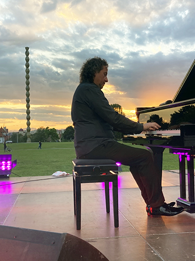 Artistul Horia Mihail a concertat sâmbătă seara la Târgu Jiu într-un spaţiu inedit, dar care a mai găzduit în ultimii ani astfel de spectacole. „Pianul călător”, turneul pe care acesta...