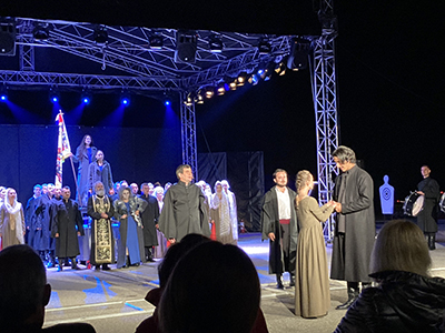 Mai puţin de 300 de persoane au avut acces duminică seara târziu pe „scena” improvizată pe malul Jiului acolo unde s-a jucat în avanpremieră „Procesul lui Tudor”, spectacolul fiind unul...