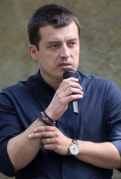 Proaspătul secretar de stat din Ministerul Afacerilor Externe, Andrei Novac, a fost felicitat la scenă deschisă de primarul Marcel Romanescu, care este şi şef al PNL Târgu Jiu. Într-o postare...