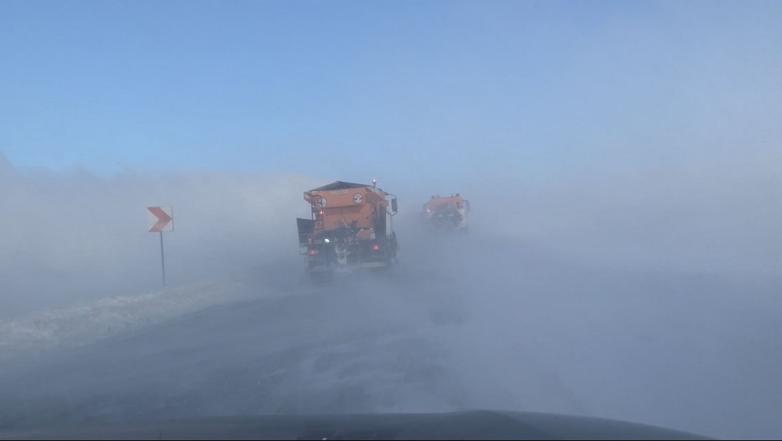 Drumarii au fost nevoiţi să închidă din nou tronsonul din Transalpina care asigură accesul spre Rânca dinspre Novaci. Luni seara circulaţia a fost oprită complet după ce vizibilitatea a scăzut...