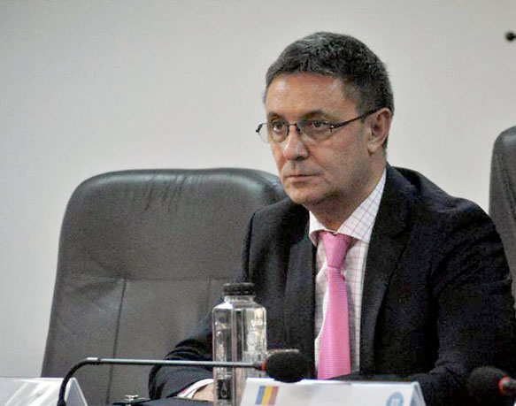 Planul de reducere masivă a numărului de angajaţi în Complexul Energetic Oltenia aprobat luna trecută de UE pare acum o hârtie fără valoare, compania fiind chemată să ajute sistemul energetic...