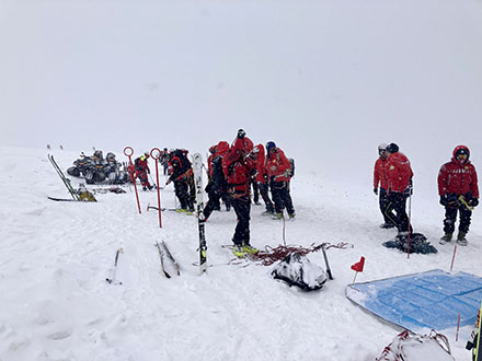 Chiar dacă suntem la mijlocul lui martie și „babele” au trecut de mult din calendar, iarna își arată în continuare fața la munte. Ieri a nins la Rânca, dar și...