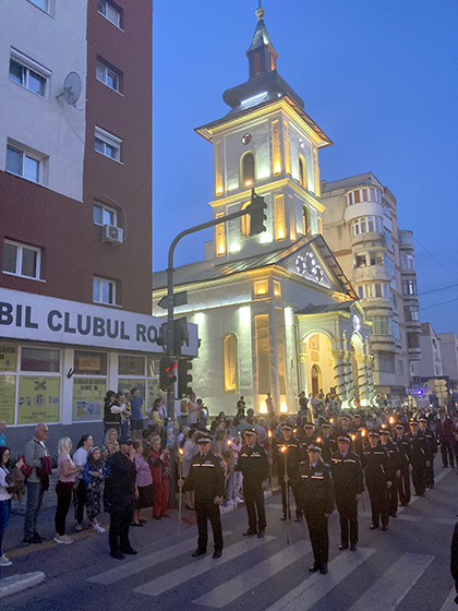 Peste 1000 de oameni au participat vineri seara la procesiunea pe care municipalitatea a organizat-o în ultimul deceniu în seara de ajuns a sărbătorii Sfinţilor Împăraţi Constantin şi Elena şi...