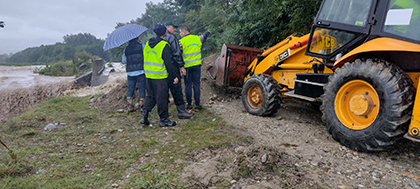 Administraţia Bazinală de Apă Jiu: Angajaţii Sistemului de Gospodărire a Apelor Gorj intervin pe râul Gilort Administraţia Bazinală de Apă Jiu- prin Sistemul de Gospodărire a Apelor Gorj a intervenit...