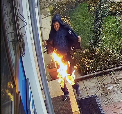 Incident grav produs ieri dimineaţă în faţa sediului Primăriei Peştişani, unde un bărbat de 65 de ani din satul Brădiceni a venit şi şi-a dat foc, fără să discute cu...