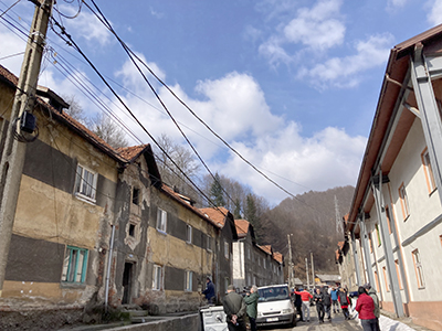 Viaţa câtorva sute de oameni din Aninoasa, judeţul Hunedoara, se va schimba complet în urma cutremurelor din ultima vreme din Gorj. Aceştia locuiesc în blocuri vechi de mai bine de...