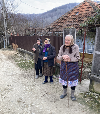 Un drum ce străbate satul Seuca din Peştişani a devenit impracticabil din cauza unei alunecări de teren, iar o parte din localnici privesc neputincioşi acum la alunecarea de teren care...