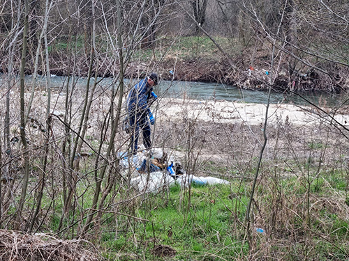 Administraţia Bazinală de Apă Jiu: Într-o singură zi s-au stâns 49 tone şi peste 265 saci de deşeuri de pe malurile râurilor administrate Ziua Mondială a Apei: Fiecare gest conteaza!...