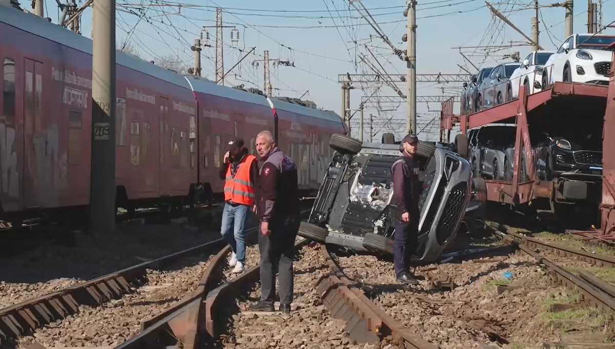 Doi gorjeni au ajuns luni la spitalul din Alexandria după ce au fost răniţi în accidentul feroviar produs pe raza judeţului Teleorman. Corado Pinchiş şi iubita se resimţeau şi ieri...