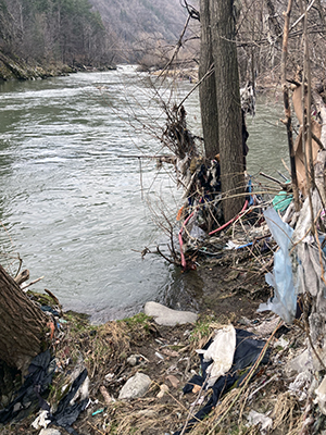Autorităţile de mediu din judeţ dau asigurări că în primăvara aceasta vor fi instalate camere de supraveghere în parcările din Defileul Jiului pentru a putea fi identificate mai uşor persoanele...