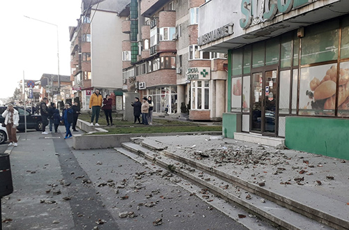 După aproape 1500 de replici ale cutremurelor puternice din ultima lună şi ceva, ieri blocurile din Târgu Jiu şi nu numai au fost zgâlţâite din nou de o mişcare seismică....