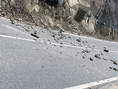 O operaţiune destul de complicată de securizare a sectorului de drum cuprins între Bumbeşti Jiu şi Petroşani are loc în aceste zile în Defileul Jiului. Echipe de alpinişti utilitari urcă...