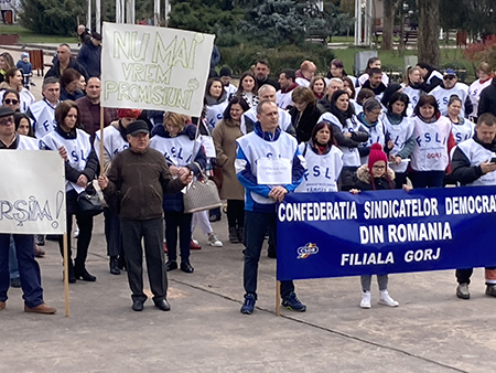 Circa 150 de sindicalişti din învăţământul gorjean au protestat ieri în faţa Prefecturii faţă de salariile mici pe care le au aceştia, dar şi colegii lor ce fac parte din...