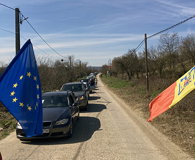 Zeci de şoferi din Brăneşti au ieşit ieri cu maşinile în stradă şi au protestat pentru felul în care arată drumul judeţean ce face legătura cu comuna Aninoasa, spre Bibeşti....