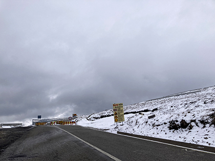 Iarna continuă să existe în zona montană a judeţului, asta în ciuda faptului că, la poalele munţilor, primăvara e deja „dusă”. La sfârşitul săptămânii trecute a nins din nou, pentru...