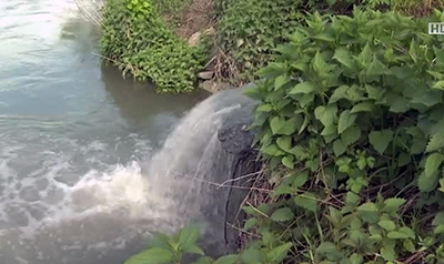 Situaţie mai rar întâlnită la Rovinari, unde operatorul regional de apă şi canal a fost obligat de autorităţile de mediu să transporte toată apa menajeră la Târgu Jiu pentru a...