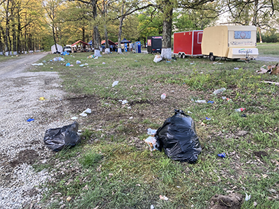 Autorităţile s-au mobilizat încă de duminică seara pentru a face curăţenie în pădurea de la Drăgoieni, acolo unde timp de două zile gorjenii au petrecut cu miile ziua de 1...