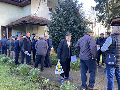 Cea mai mare obşte din ţară, cea de la Peştişani, care are în administrare peste 12.000 de hectare de pădure, nu are linişte în aceste zile. Membrii săi fierb pentru...