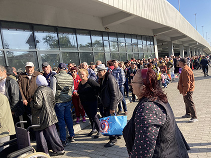 Sute de gorjeni au stat cu orele la coadă în noaptea de duminică spre luni pentru a fi siguri că vor prinde unul din puţinele pachete cu ajutoare alimentare oferite...