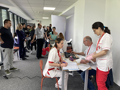 S-a stat la coadă ieri ca niciodată de către cei care au venit să doneze sânge la centrul amenajat în incinda Stadionului Municipal cu ocazia Zilei Mondiale a Donatorului. Tineri...