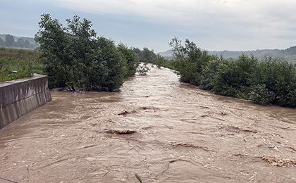 Rupere de nori la Ciuperceni! Pensionară salvată de salvamontişti! (15 iunie) O ploaie torenţială a inundat ieri mai multe gospodării şi terenuri agricole din zona Ciuperceni – Tismana, în prima...