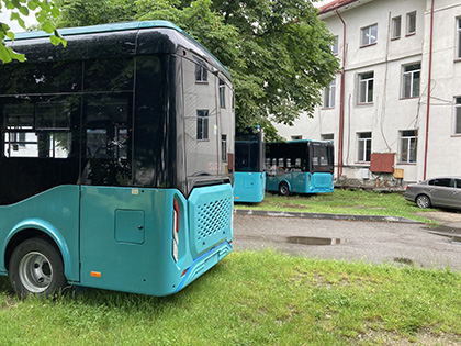 Autorităţile locale din Bumbeşti Jiu au reuşit să achiziţioneze trei autobuze electrice pe care însă nu le pot pune în circulaţie deocamdată, motiv pentru care au trebuit să le parcheze...